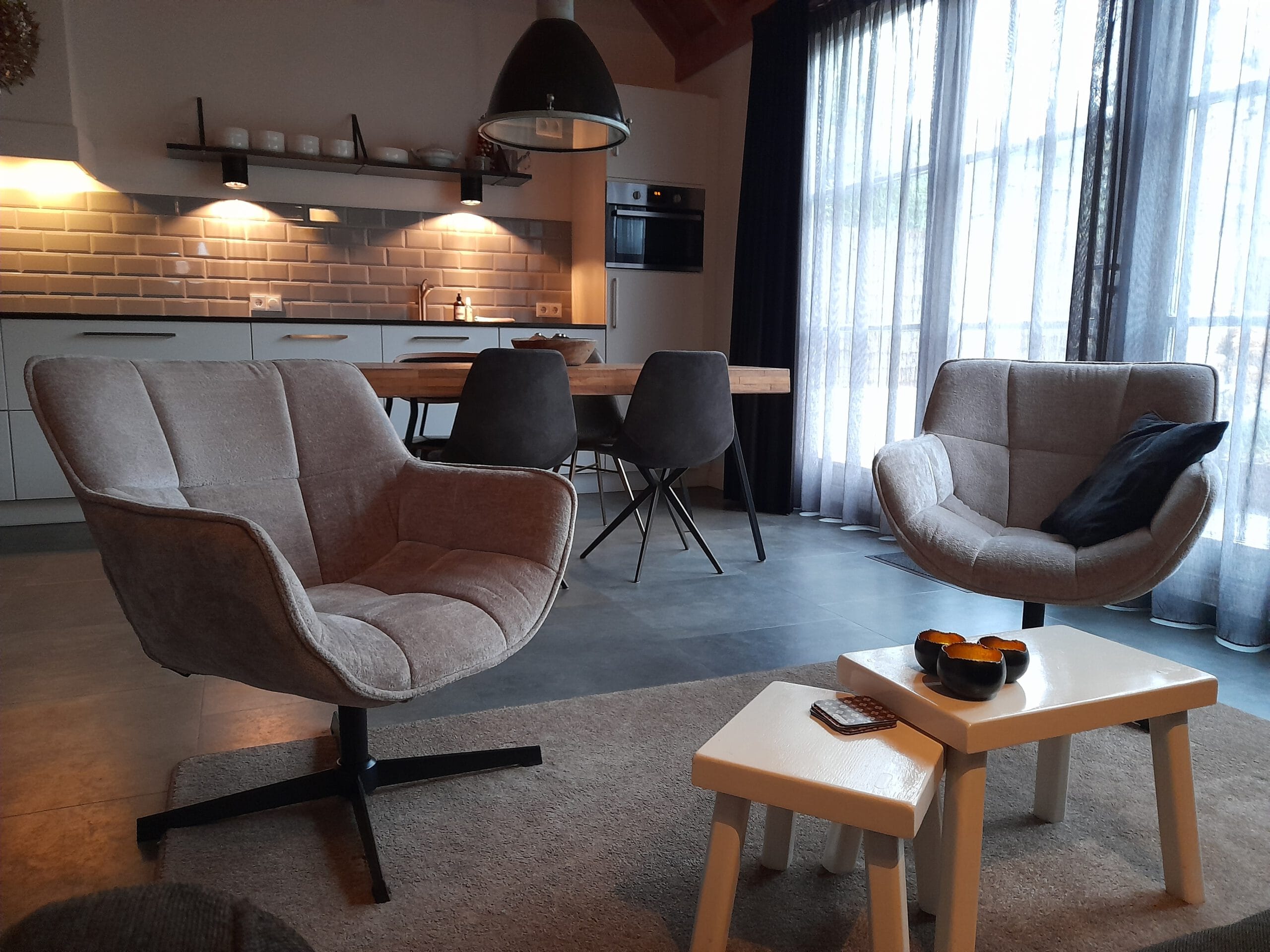 Stadhuisje Apeldoorn – Luxe vakantiehuis met hond op de Veluwe- zithoek