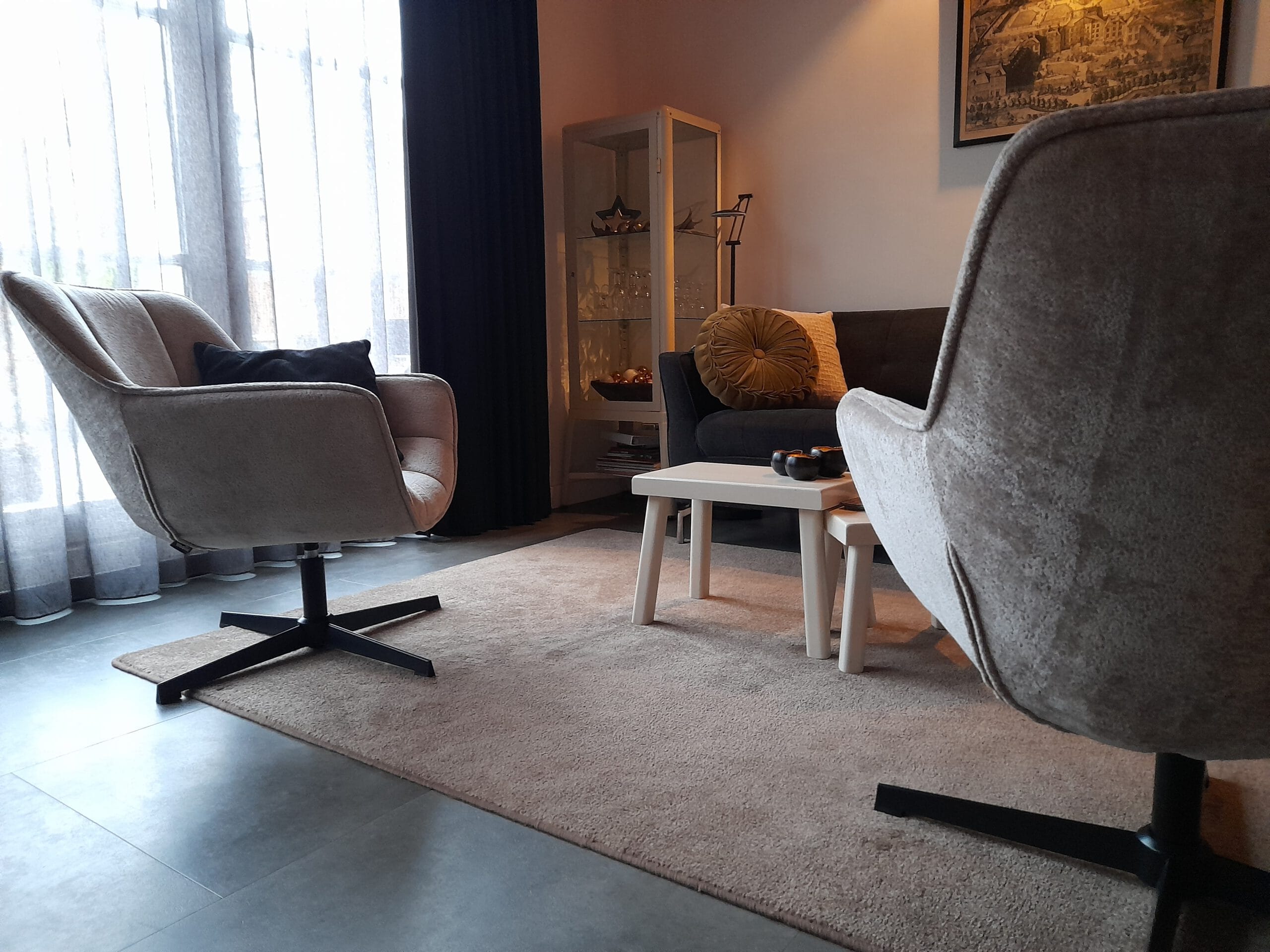 Stadhuisje Apeldoorn – Luxe vakantiehuis met hond op de Veluwe - zithoek