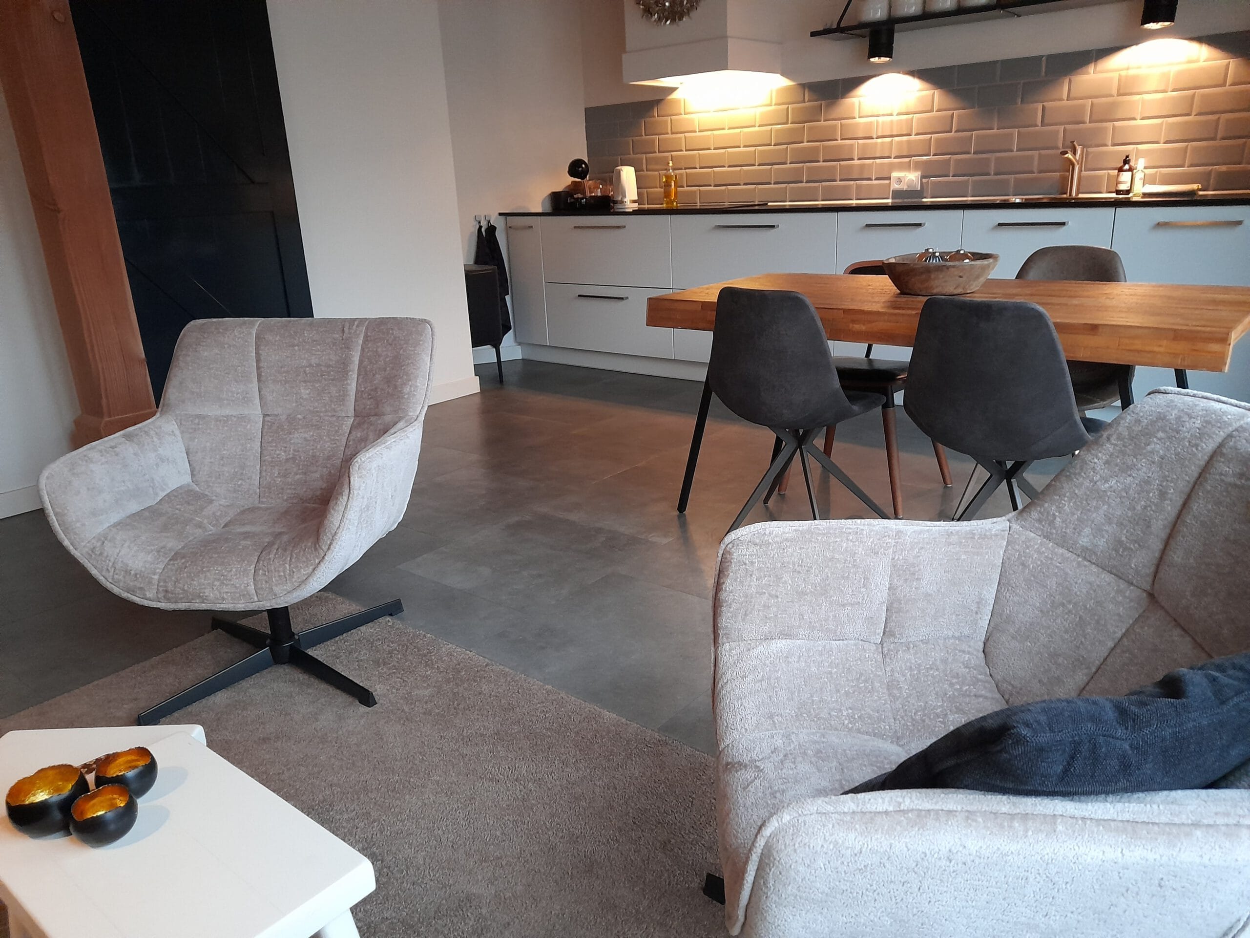 Stadhuisje Apeldoorn – Luxe vakantiehuis met hond op de Veluwe - zithoek met keuken