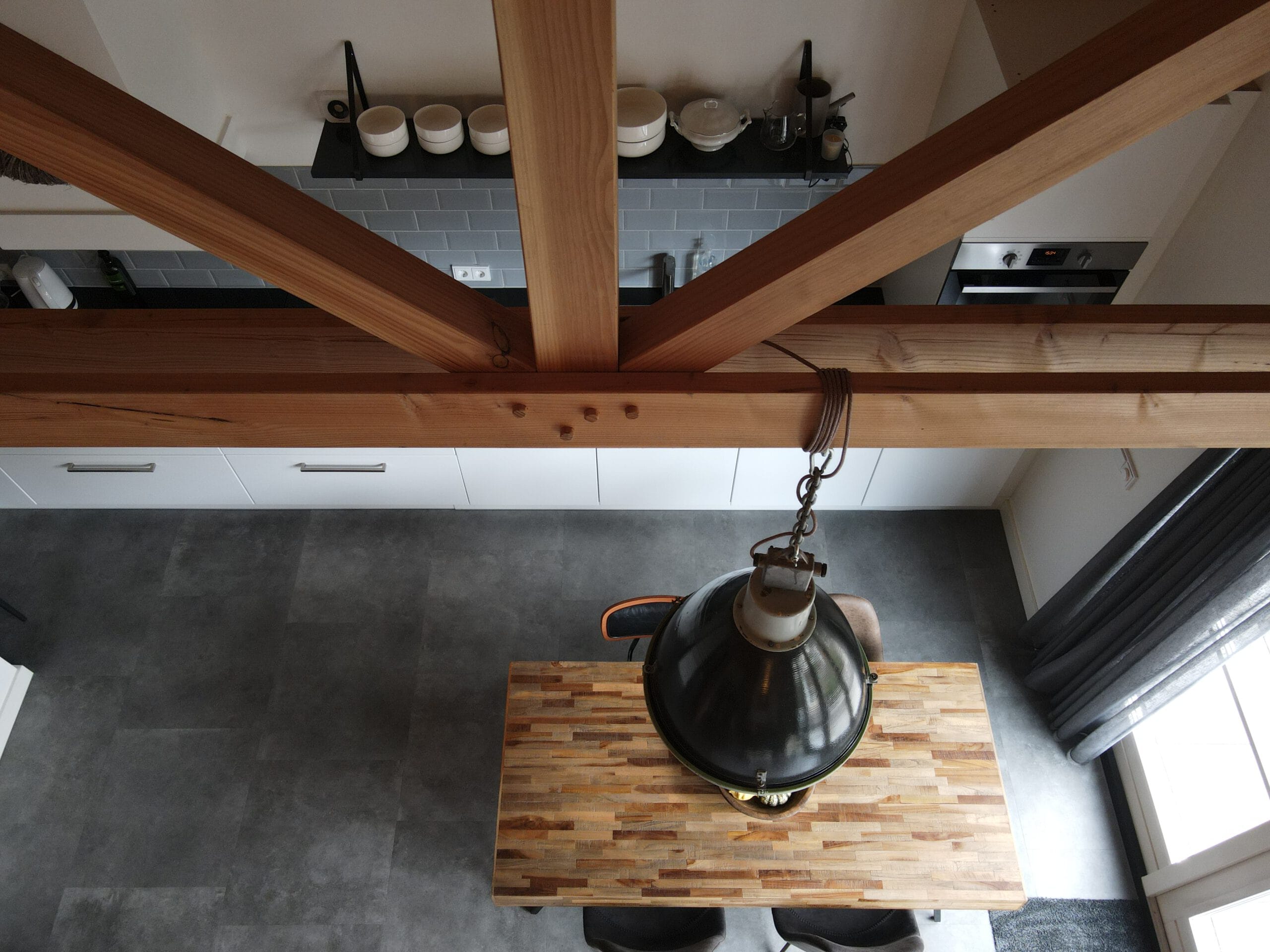 Stadhuisje Apeldoorn – Luxe vakantiehuis met hond op de Veluwe - keuken aanzicht van boven